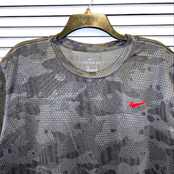The Nike Tee Men's XXL 2XL Legend Dry-Fit Camo Short Sleeve Training Shirt Top - Picture 2 of 11